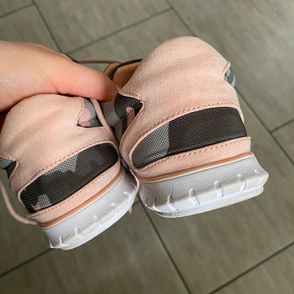 Guess Camo Print Sneakers - Picture 4 of 7